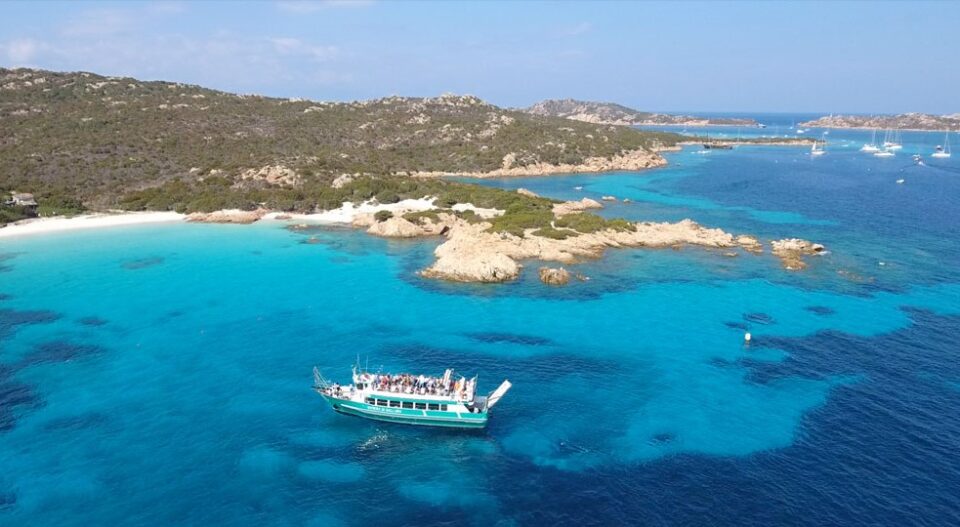 imagen de un barco haciendo una excursión por el Archipielago de La Maddalena.