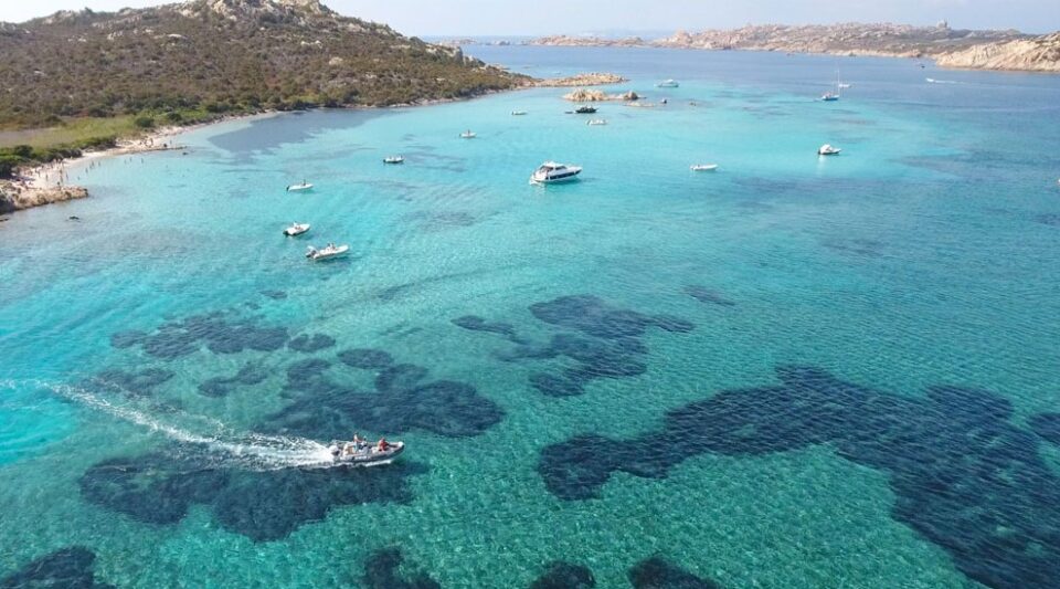 imagen aerea de unos barcos navegando por el archipiélago de La Maddalena