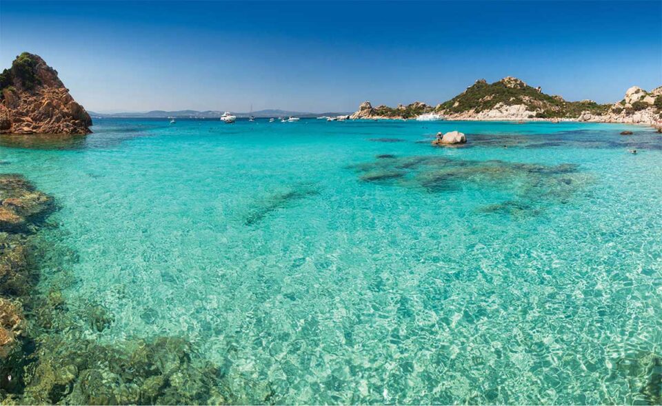 Imagen del archipiélago de La Maddalena, lo puedes visitar contratando una excursión en barco con la web de Una Amiga en Cerdeña.